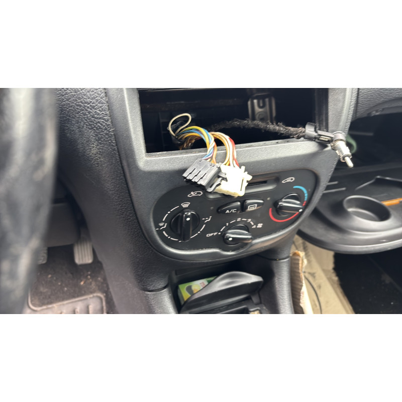 Vitre arriere droit PEUGEOT 206 Photo n°20
