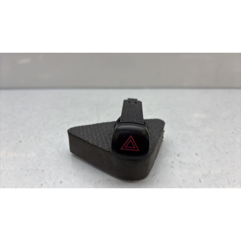Bouton de warning VOLVO V 40 2 Photo n°1