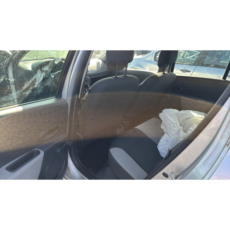 Vitre arriere gauche RENAULT CLIO 3 Photo n°16