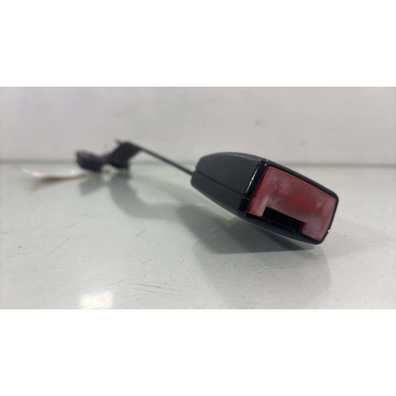 Attache ceinture avant gauche VOLKSWAGEN GOLF 4 Photo n°1