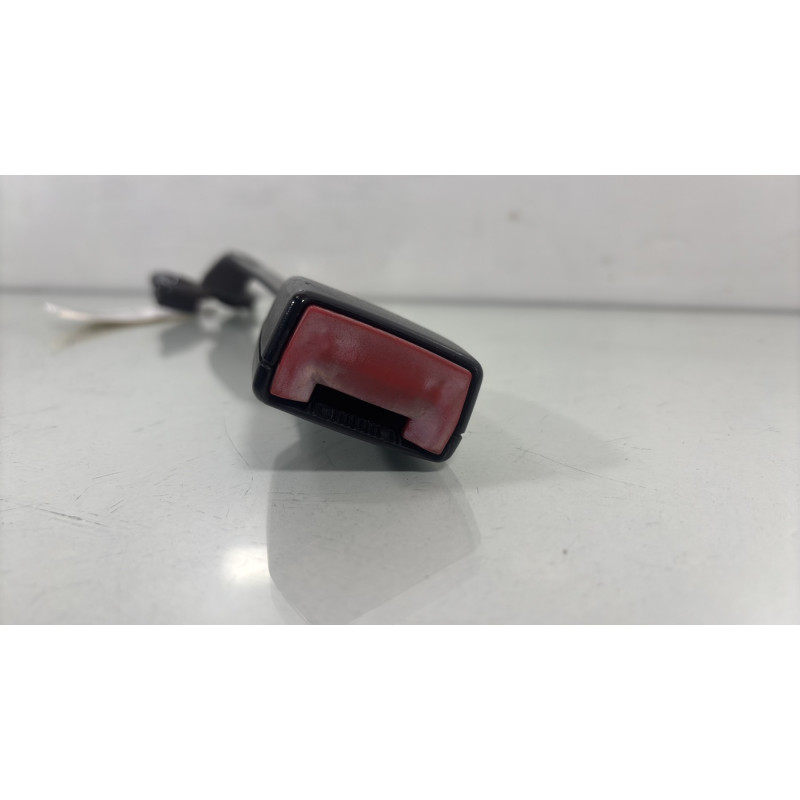 Attache ceinture avant gauche VOLKSWAGEN GOLF 4 Photo n°2