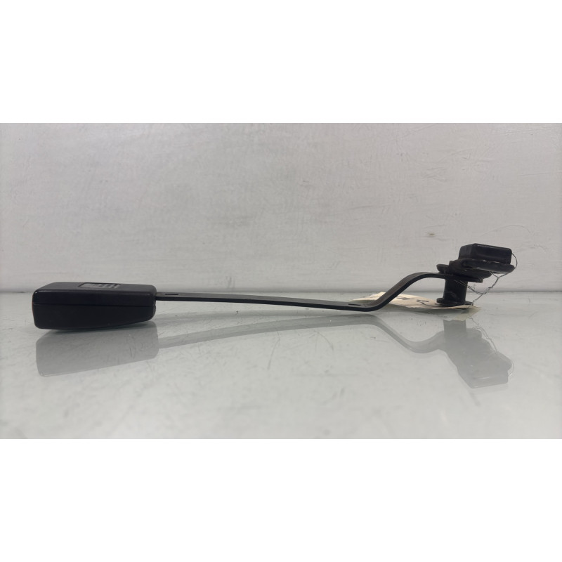 Attache ceinture avant gauche VOLKSWAGEN GOLF 4 Photo n°4