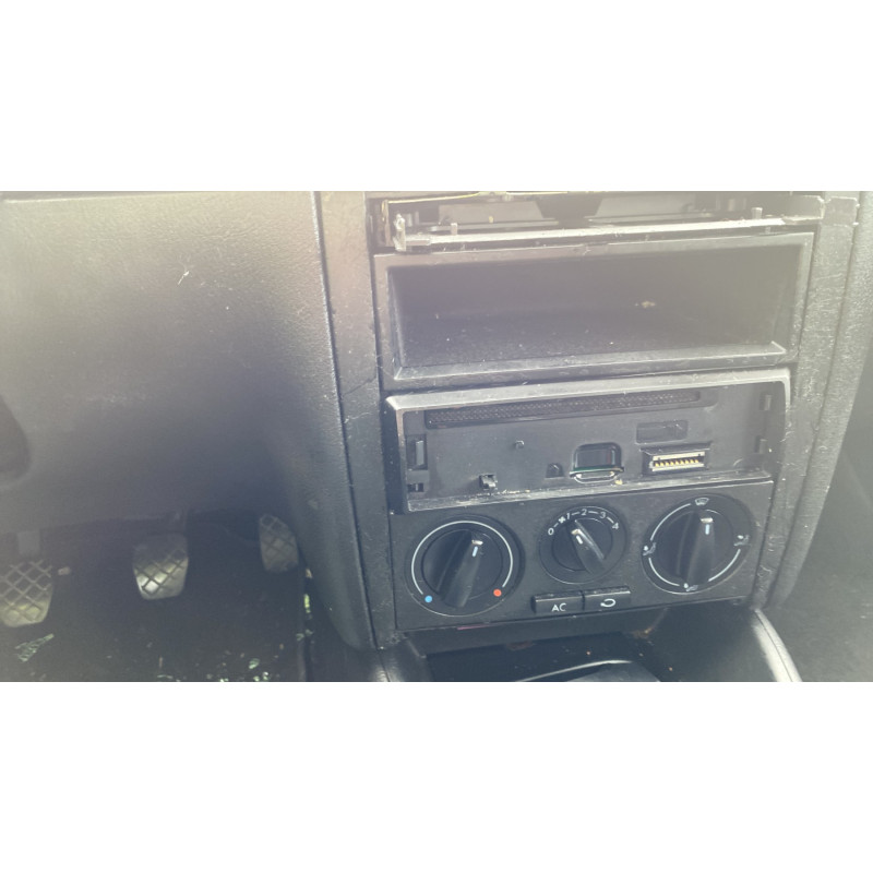 Attache ceinture avant gauche VOLKSWAGEN GOLF 4 Photo n°17