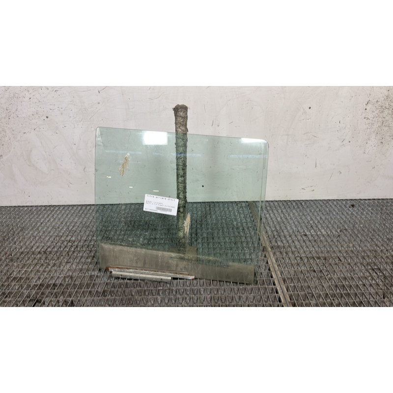 Vitre arriere droit SUZUKI SWIFT 3 Photo n°1