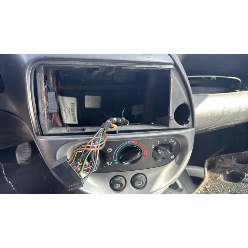 Attache ceinture avant gauche FORD KA 1 Photo n°16