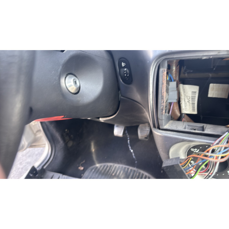 Attache ceinture avant gauche FORD KA 1 Photo n°20