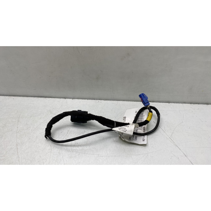 Prise port USB OPEL VIVARO 3 Photo n°2