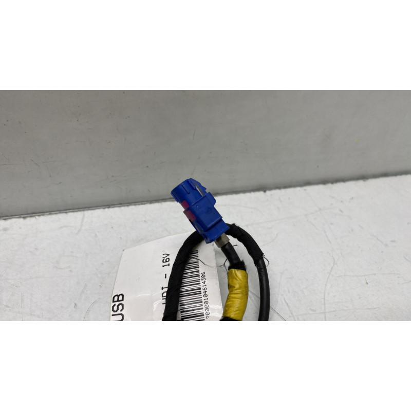 Prise port USB OPEL VIVARO 3 Photo n°3