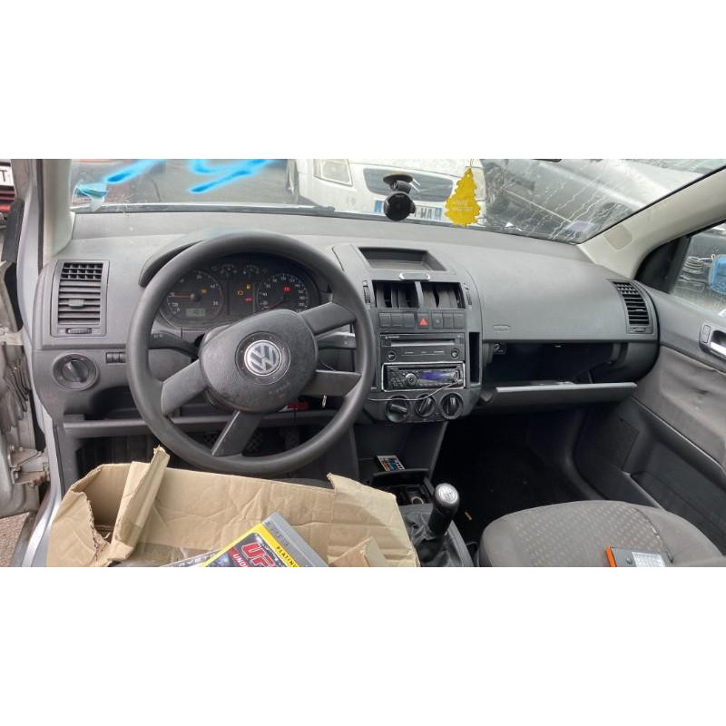 Verin de coffre VOLKSWAGEN POLO 4 Photo n°6