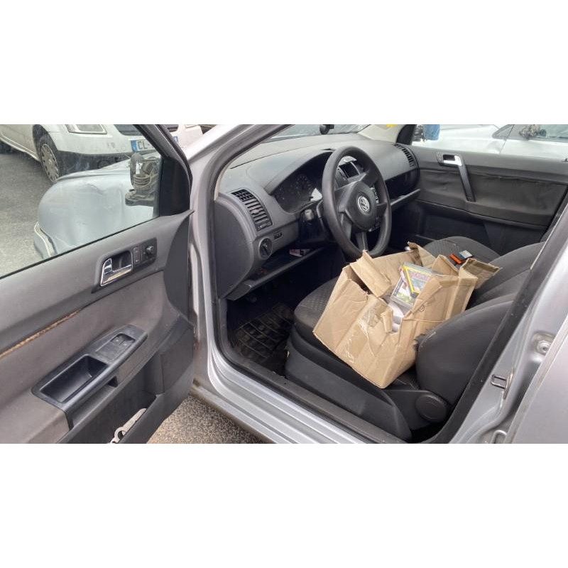 Verin de coffre VOLKSWAGEN POLO 4 Photo n°15