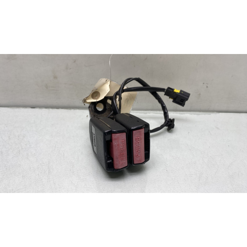 Attache ceinture arriere droit PEUGEOT 207 Photo n°1