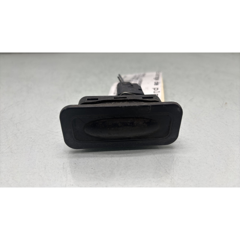 Bouton de coffre RENAULT CLIO 4 Photo n°1