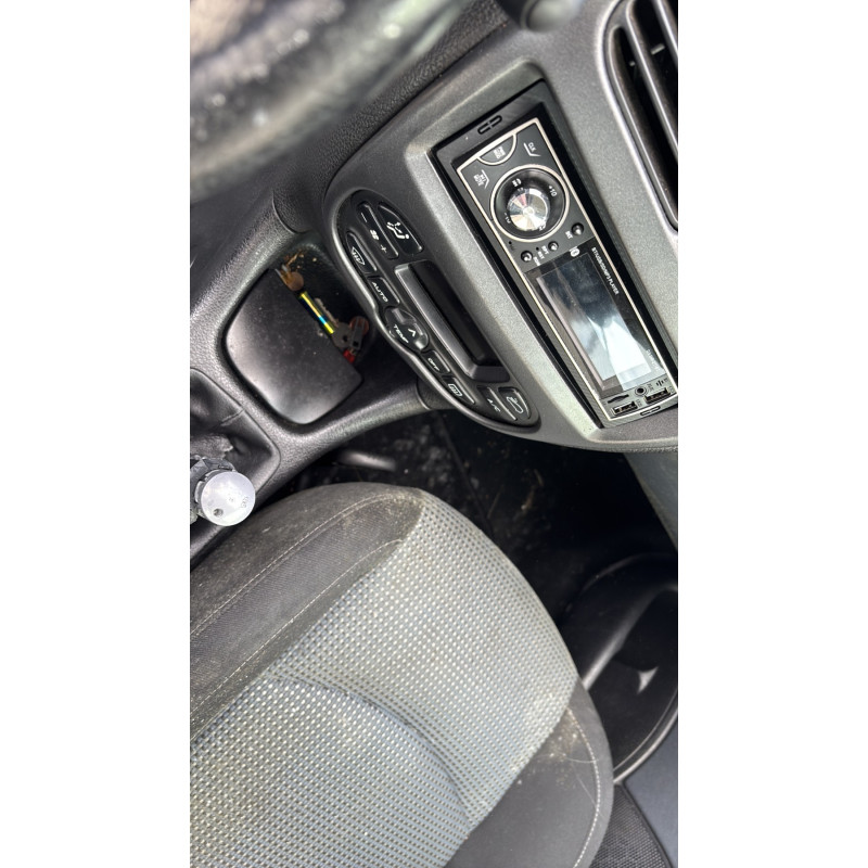 Attache ceinture avant droit PEUGEOT 206 Photo n°18