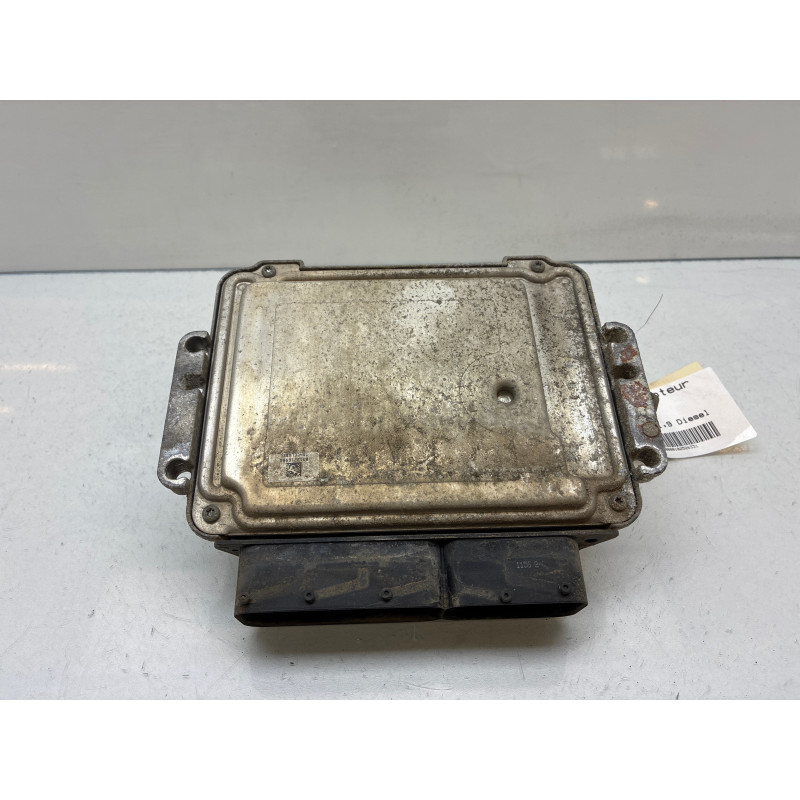 Calculateur moteur OPEL ZAFIRA B Photo n°4