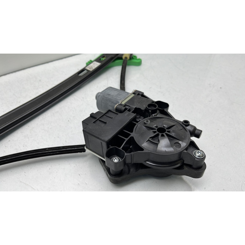 Leve vitre electrique arriere gauche VOLKSWAGEN GOLF 8 Photo n°4