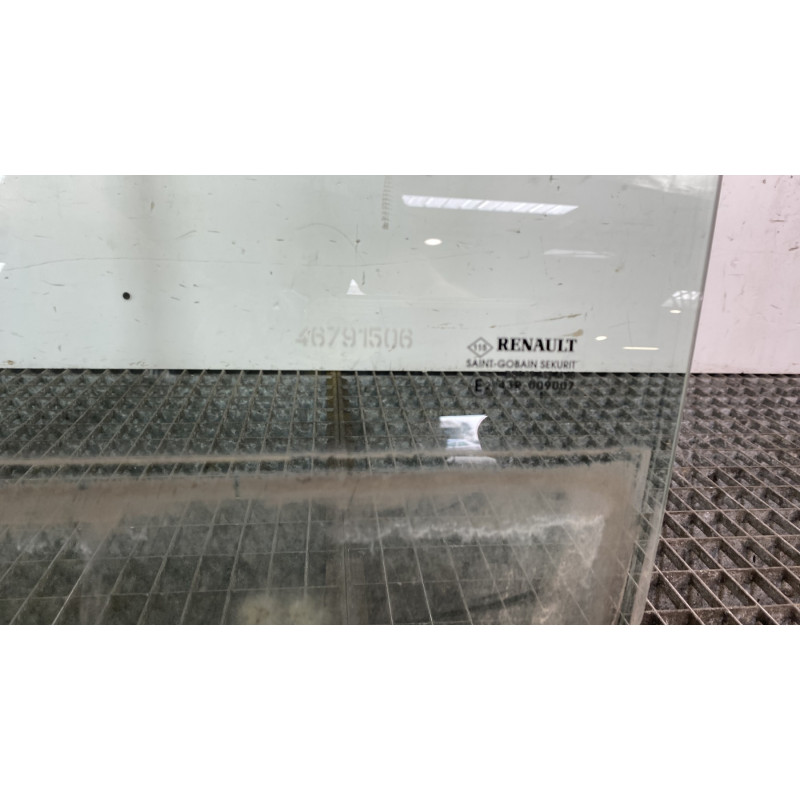 Vitre avant gauche RENAULT CLIO 3 Photo n°4