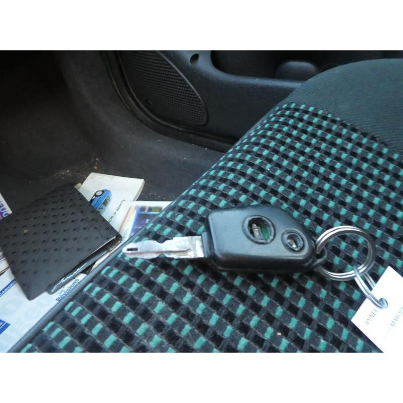 Vitre arriere droit PEUGEOT 106 Photo n°10