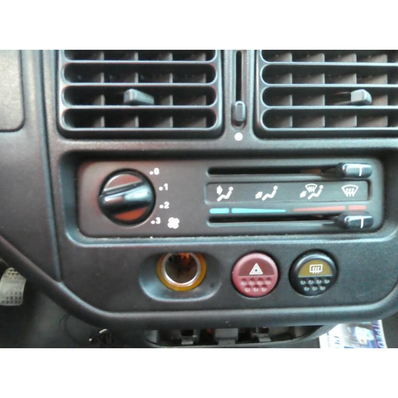 Vitre arriere droit PEUGEOT 106 Photo n°16