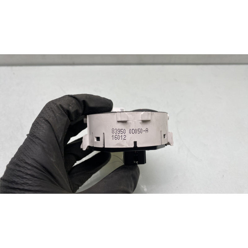 Bouton de warning TOYOTA YARIS 3 Photo n°4
