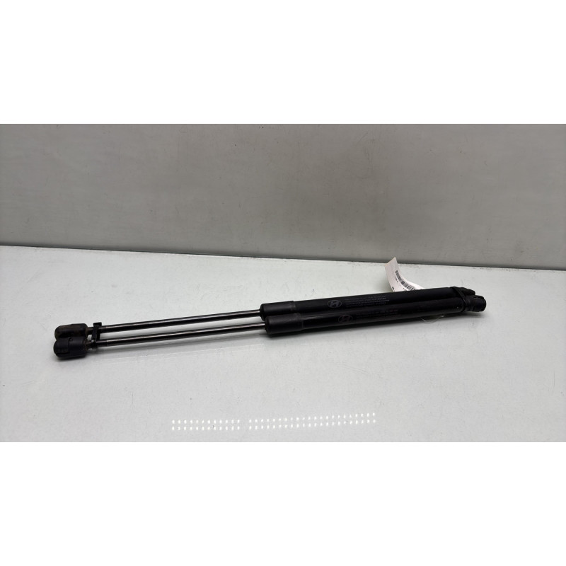 Verin de coffre HYUNDAI I 20 2 Photo n°1