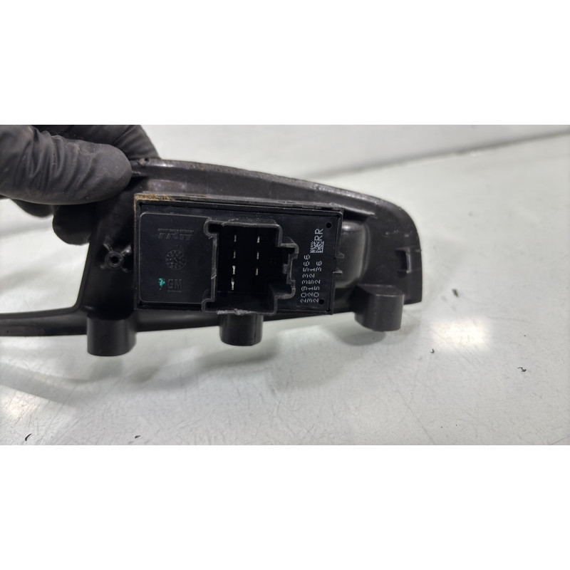 Interrupteur de leve vitre arriere gauche CHEVROLET ORLANDO Photo n°4