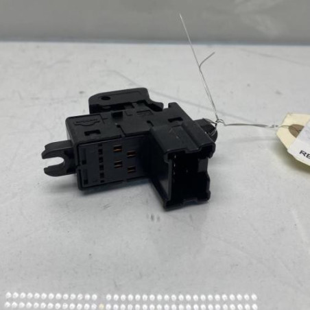 Interrupteur de leve vitre arriere droit NISSAN QASHQAI 1