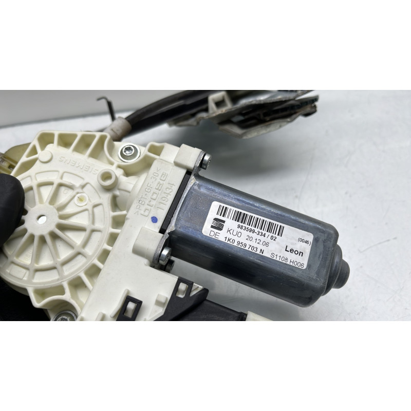 Leve vitre electrique arriere gauche SEAT LEON 2 Photo n°4