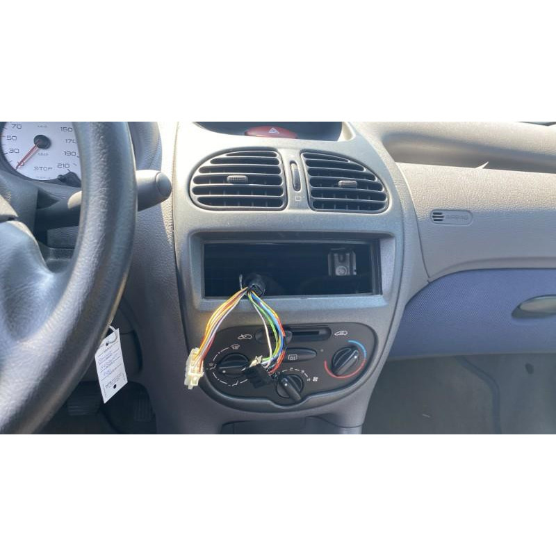 Attache ceinture arriere droit PEUGEOT 206 Photo n°8
