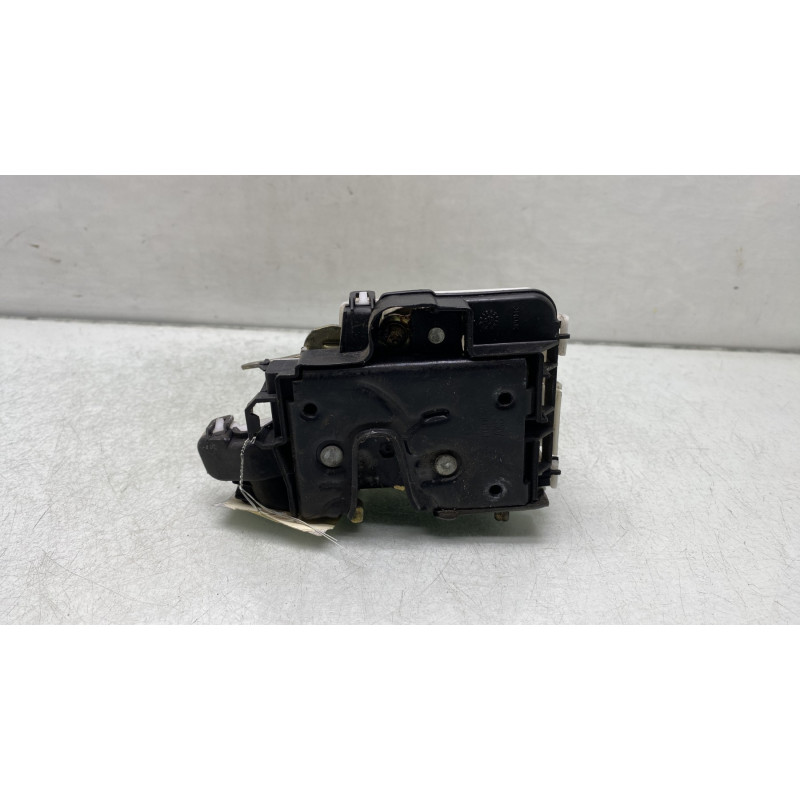 Serrure arriere droit VOLKSWAGEN POLO 3 Photo n°1