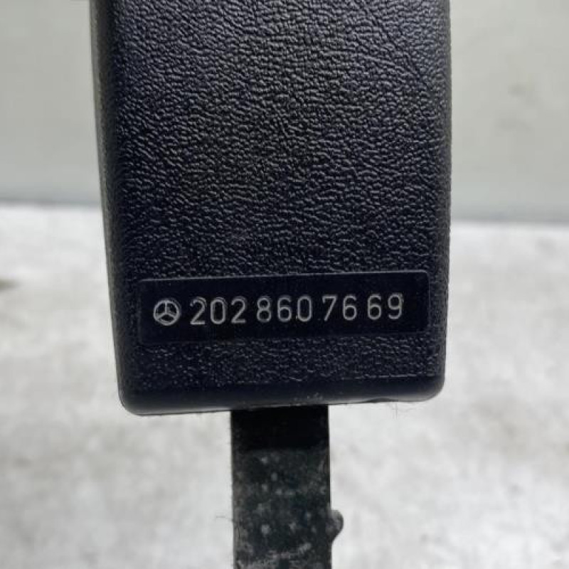 Attache ceinture avant gauche MERCEDES CLASSE C 202 Photo n°2