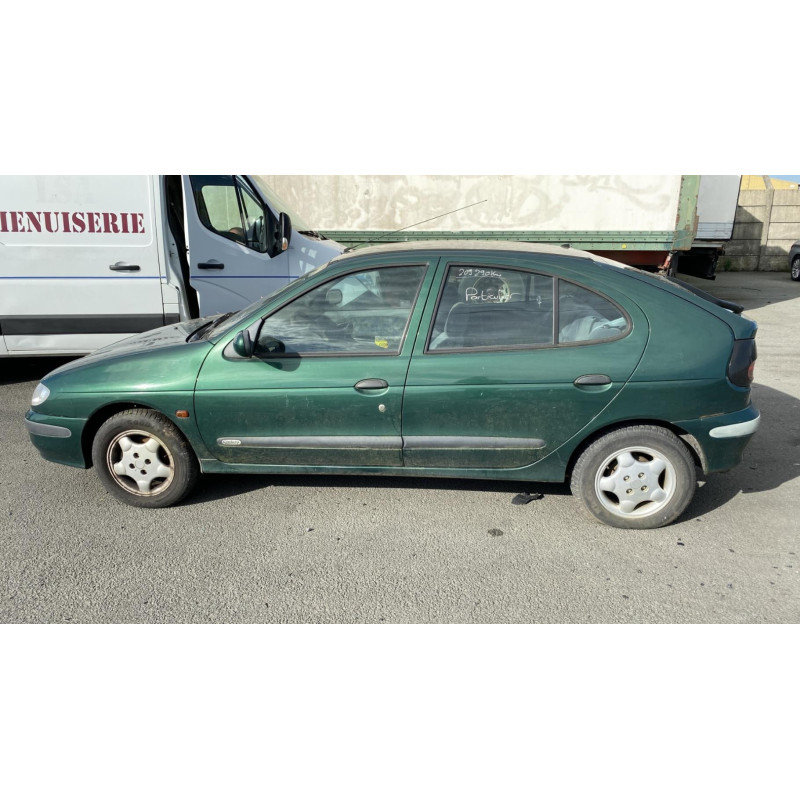 Pare choc arriere RENAULT MEGANE 1 Photo n°15