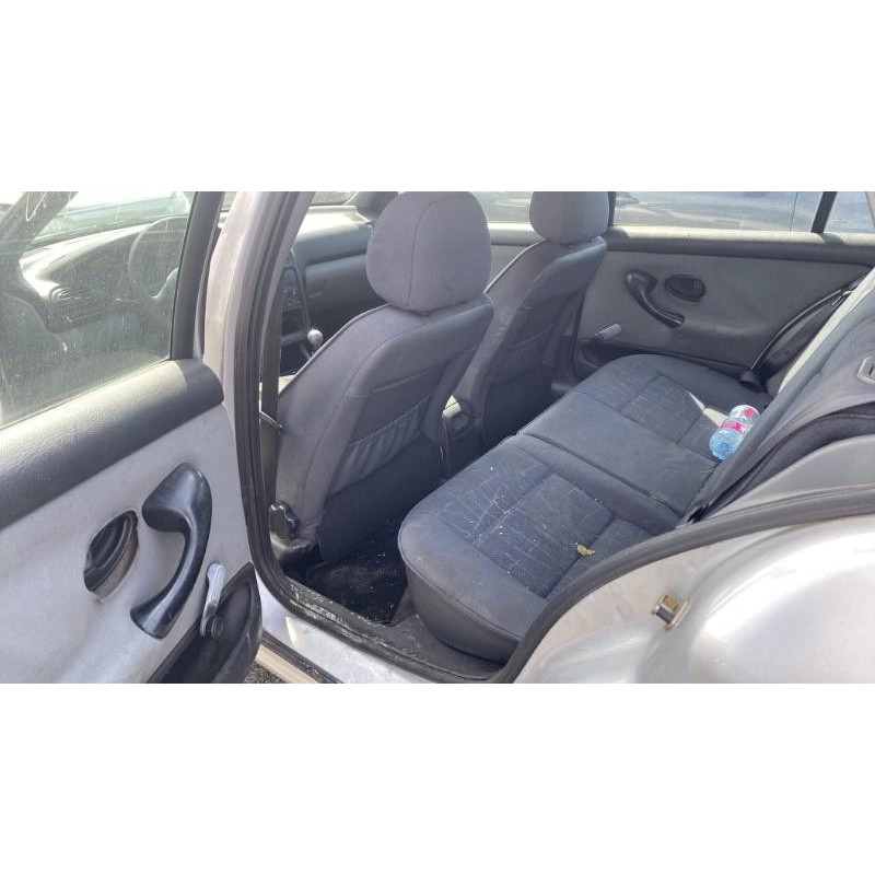 Vitre arriere droit PEUGEOT 406 Photo n°10