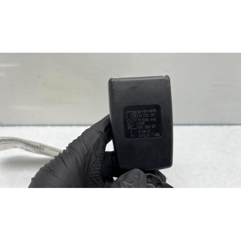 Attache ceinture arriere gauche OPEL CORSA D Photo n°4