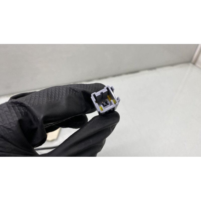 Attache ceinture avant gauche PEUGEOT 208 1 Photo n°2