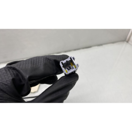 Attache ceinture avant gauche PEUGEOT 208 1