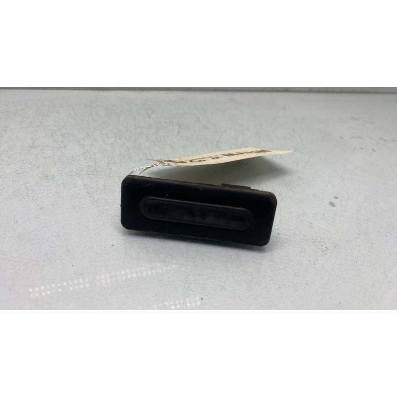 Bouton de coffre PEUGEOT 2008 1 Photo n°1