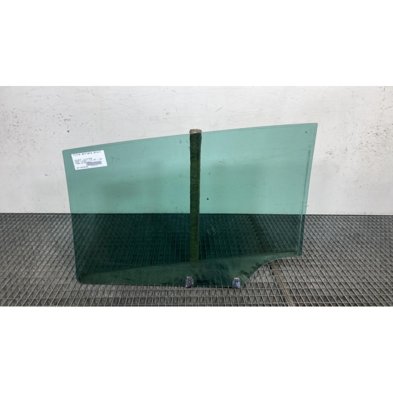 Vitre arriere droit PEUGEOT 5008 1 Photo n°2
