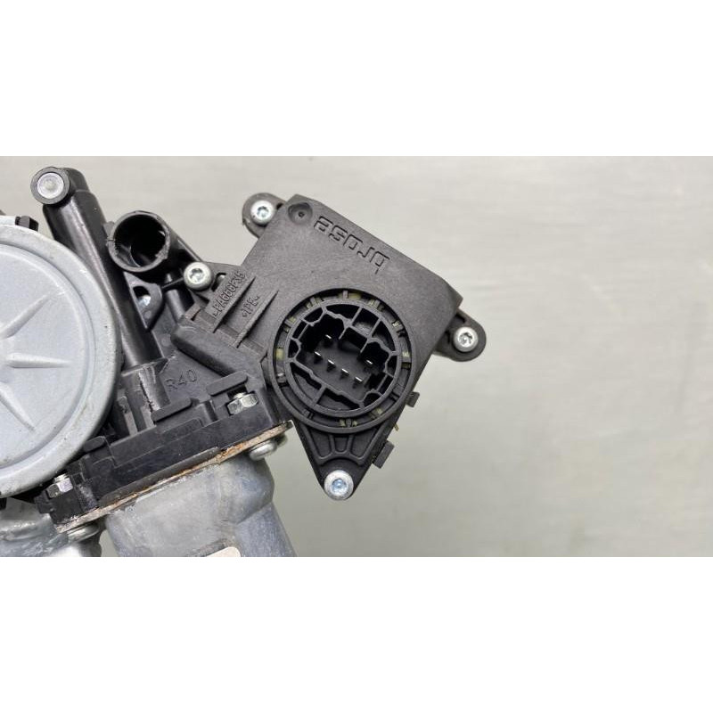 Leve vitre electrique arriere droit TOYOTA COROLLA VERSO 2 Photo n°3