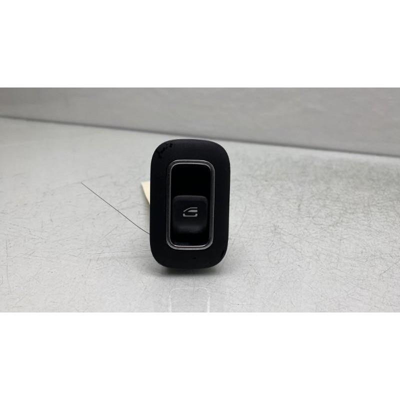 Interrupteur de leve vitre arriere gauche MERCEDES CLASSE CLA 118 Photo n°3