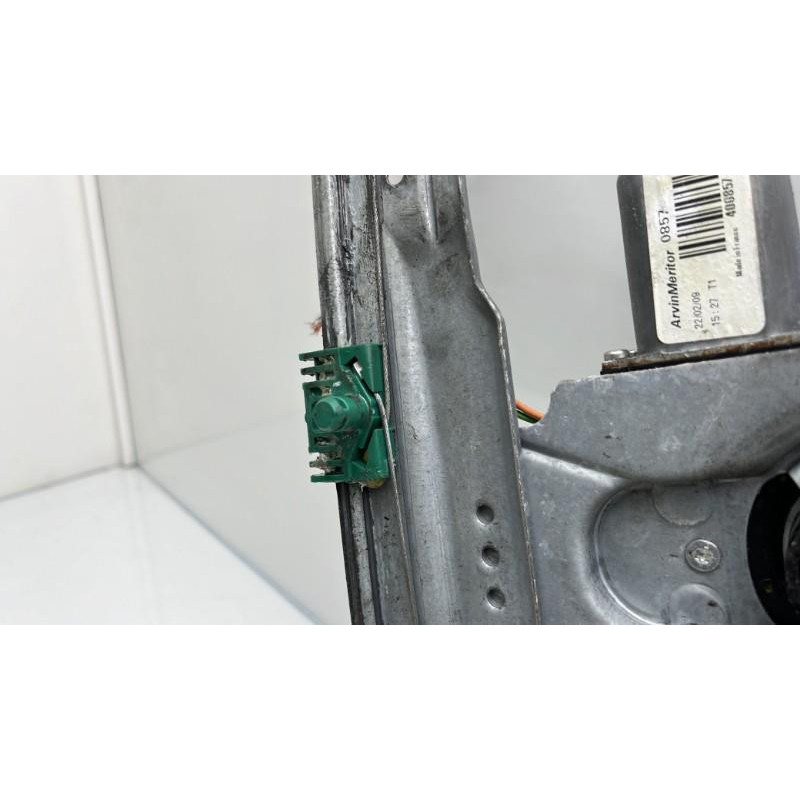 Leve vitre electrique avant droit RENAULT CLIO 3 Photo n°10