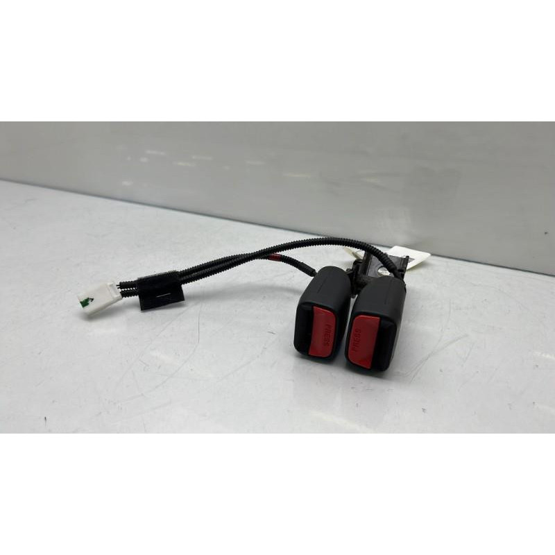 Attache ceinture arriere gauche KIA SPORTAGE 3 Photo n°1