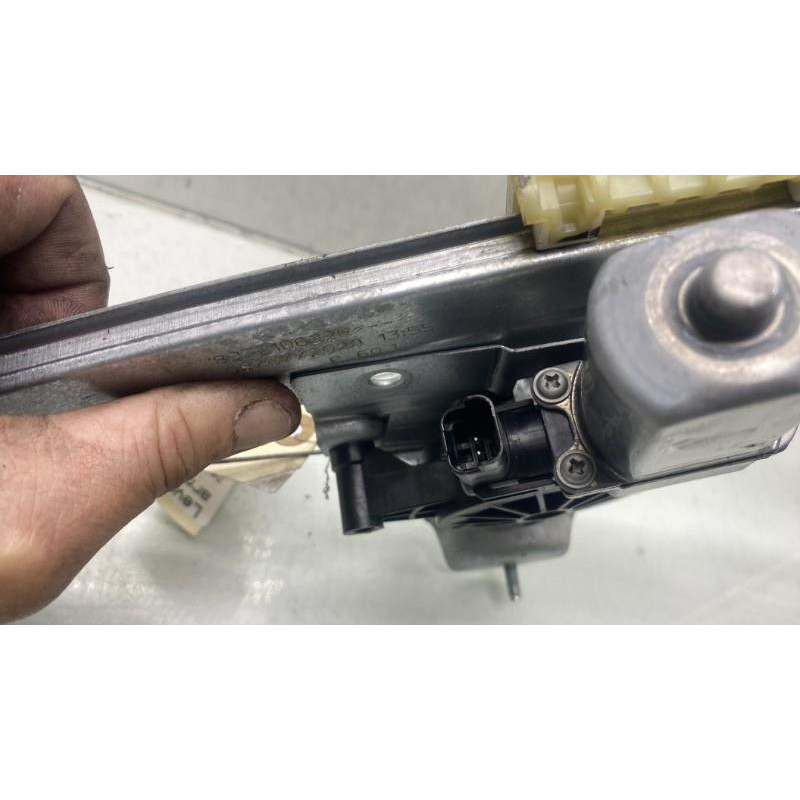 Leve vitre electrique arriere gauche DACIA DUSTER 2 Photo n°4