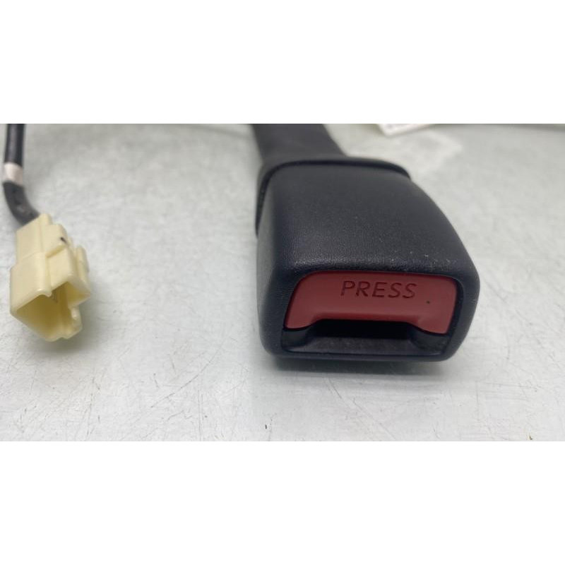 Attache ceinture avant droit SUZUKI SWIFT 4 Photo n°1