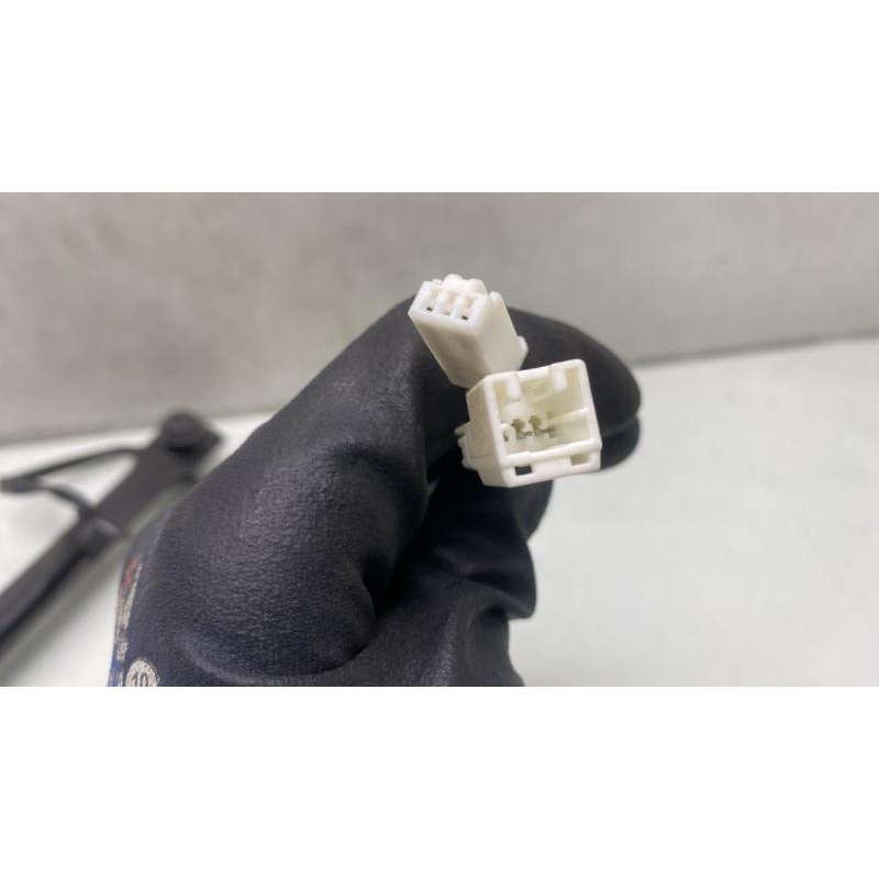 Attache ceinture avant droit NISSAN CUBE Photo n°2