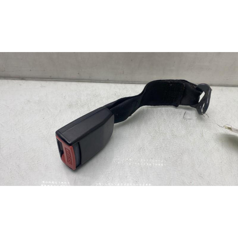 Attache ceinture arriere gauche PEUGEOT 306 Photo n°2