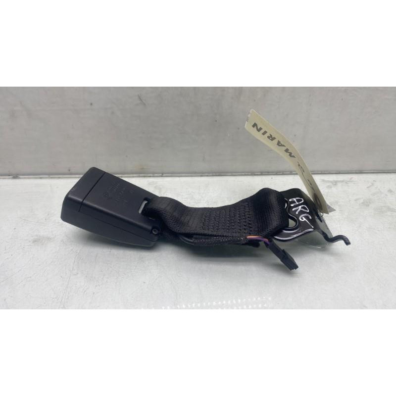 Attache ceinture arriere gauche BMW SERIE 1 F21 Photo n°3