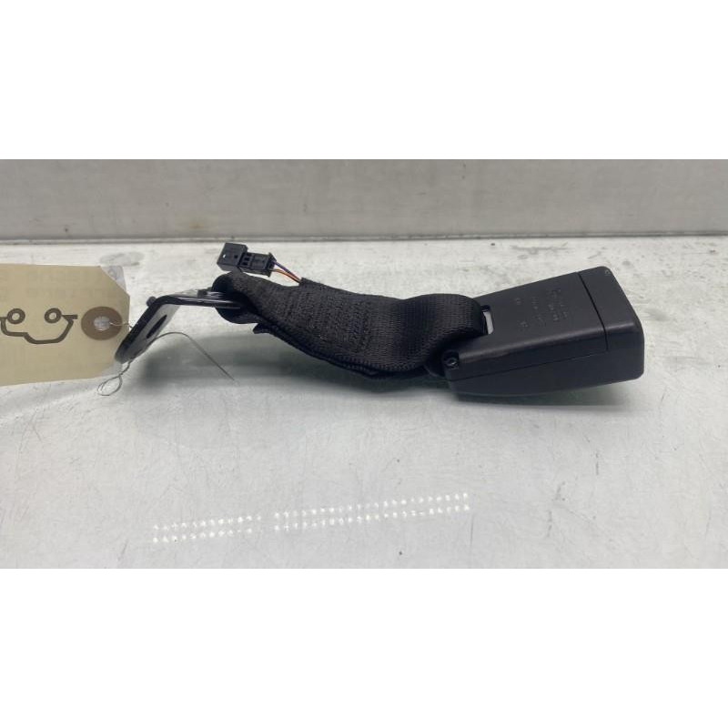 Attache ceinture arriere gauche BMW SERIE 1 F21 Photo n°4