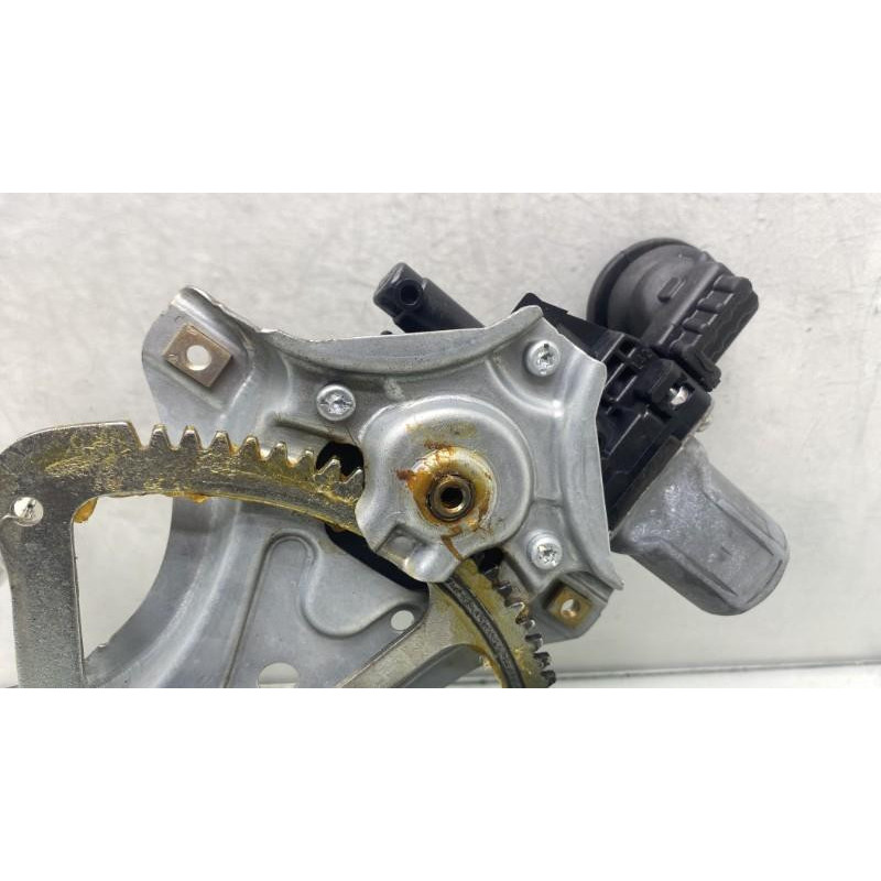 Leve vitre electrique arriere droit TOYOTA YARIS 3 Photo n°1