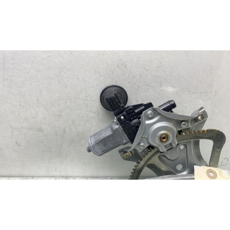 Leve vitre electrique arriere gauche TOYOTA YARIS 3 Photo n°9