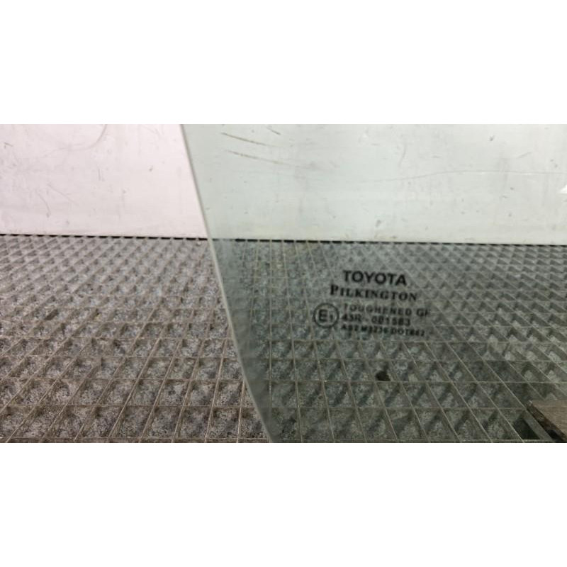 Vitre avant droit TOYOTA YARIS 3 Photo n°2